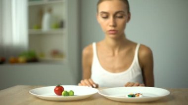 Anoreksik kız ağırlık kaybı ilaçlar yerine sebze, sağlıksız beslenme seçme