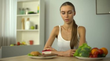 Abur cubur, sağlıklı beslenme, yaşam tarzı yerine sebze seçme kız mutlu uygun