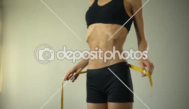 İnce kız bel bandı-çizgi, ok gösterilen, anoreksiya ruhsal hastalık olarak ölçme