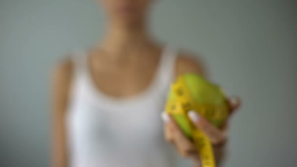 Mädchen Hält Apfel Mit Maßband Gebunden Konzept Der Gesunden Ernährung — Stockvideo