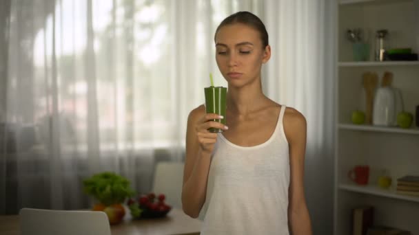 Menina Cheira Smoothie Para Perda Peso Emoção Nojo Dieta Insípida — Vídeo de Stock
