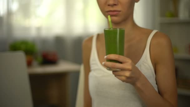 Dziewczyna Pachnie Zielony Smoothie Czuje Niesmak Bez Smaku Ale Zdrowa — Wideo stockowe