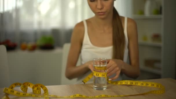 Chica Anoréxica Midiendo Vaso Agua Con Cinta Adhesiva Cuerpo Agotado — Vídeo de stock