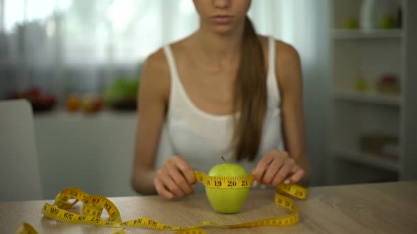 Anorektisk Tjej Mäta Apple Med Tejp Räkna Kalorier Och Body — Stockvideo