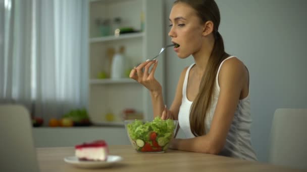 Schlanke Mädchen Essen Salat Sehnen Sich Aber Nach Kuchen Modetrend — Stockvideo