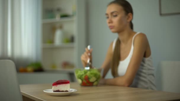 Menina Dieta Prefere Bolo Vez Salada Tentação Estilo Vida Insalubre — Vídeo de Stock