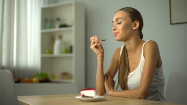 Lean Girl Comer Pastel Mano Sostiene Cinta Conciencia Asemeja Las — Vídeos de Stock