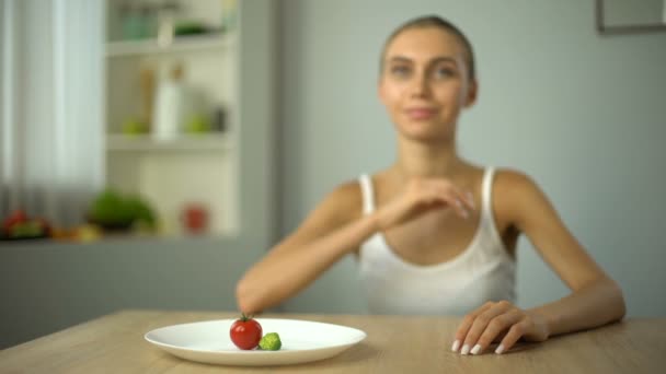 Chica Anoréxica Sonriendo Elección Consciente Dieta Severa Cuerpo Hambriento Bulimia — Vídeos de Stock