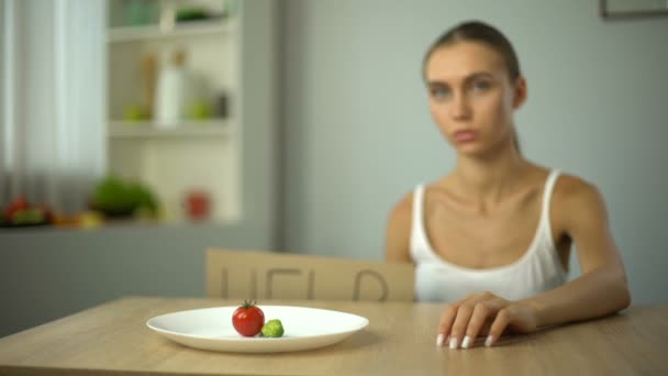 摂食障害の体を飢え落ち込んで拒食症の女の子によって書かれた単語を助ける — ストック動画