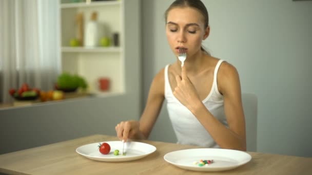 Mädchen Isst Spinat Betrachtet Fettleibigkeits Pillen Medikamente Als Einfachen Weg — Stockvideo
