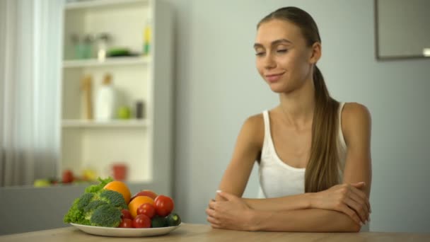 Ragazza Magra Mostrando Pollici Raccomandando Verdure Salute Corretta Alimentazione — Video Stock