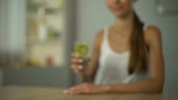 Slim Girl Offre Bevande Con Verdure Una Pelle Sana Equilibrio — Video Stock