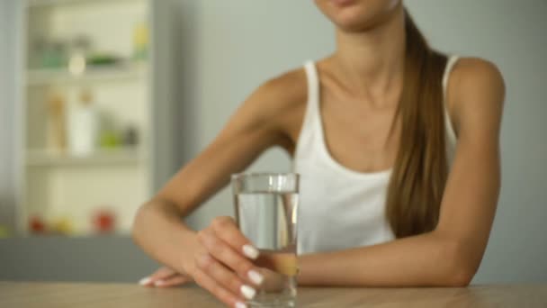 Menina Sorridente Oferece Vidro Água Mantém Corpo Hidratado Pele Hidratada — Vídeo de Stock