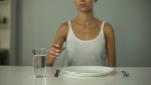 Chica Anoréxica Sentada Frente Plato Vacío Agua Potable Dieta Severa — Vídeos de Stock