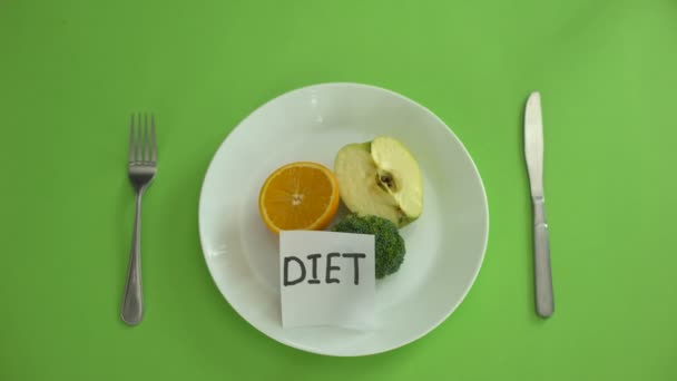 Ernährungsnotiz Auf Teller Mit Obst Und Gemüse Hände Mit Maßband — Stockvideo