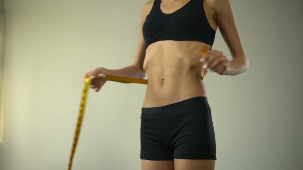 Sottile Ragazza Che Misura Vita Con Nastro Adesivo Mostrando Anoressia — Video Stock