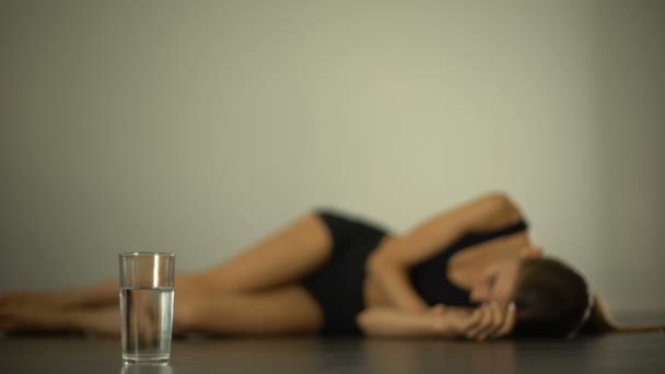 厌食的女孩躺在地板上 患有胃痛 贪食症 — 图库视频影像