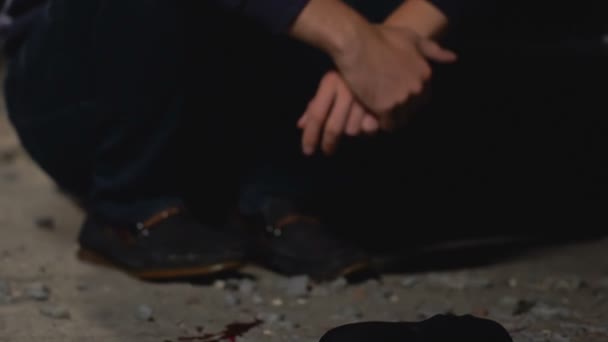 事故現場 犯罪の犠牲者の靴を見てショックを受けたドライバー — ストック動画