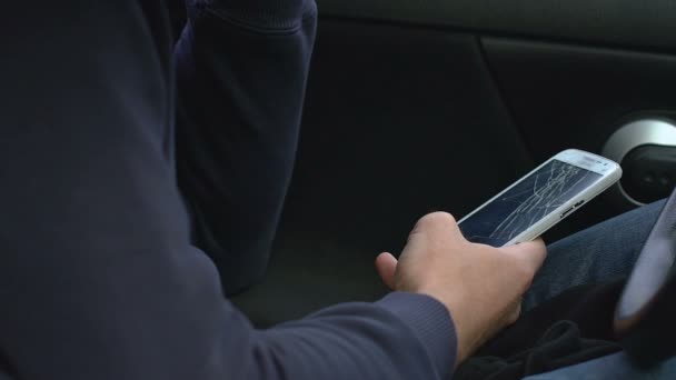 Schäbiger Obdachloser Mit Kaputtem Smartphone Armer Kerl Der Auto Lebt — Stockvideo