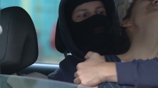 Bewaffneter Greift Frau Auto Und Richtet Waffe Auf Kamera Zeugen — Stockvideo