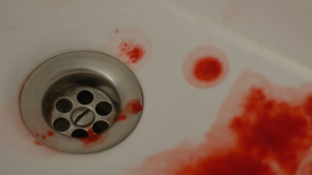 杀人犯在洗澡时洗受害者的血 家庭暴力犯罪 — 图库视频影像