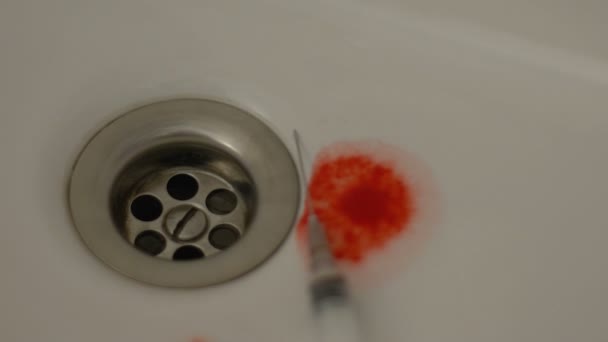 Blut Fällt Mit Leerer Spritze Ins Waschbecken Medikamentenüberdosis Notruf — Stockvideo