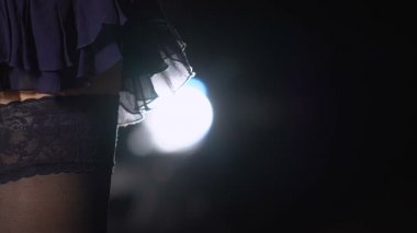 Seksi fahişe duman Sigara yol kenarında müşteri eşlik bekliyor