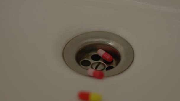 人放弃抗抑郁药 在水槽中冲洗药片 拒绝服药 — 图库视频影像