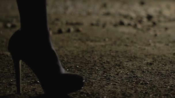 Σαγηνευτική Γυναίκα Για Ψηλά Τακούνια Περπατώντας Αργά Νύχτα Αυτοκίνητο Δρόμου — Αρχείο Βίντεο