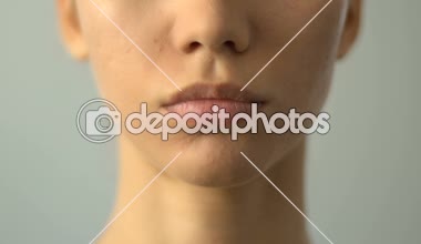 Ölçme bant, BMI hesaplama, anoreksiya ile ağız kapanış kız closeup