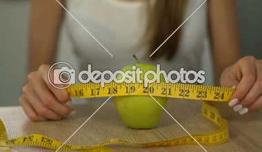 İnce kız elma zekâ teyp-line, ölçme, sağlıklı diyet kalori hesaplama