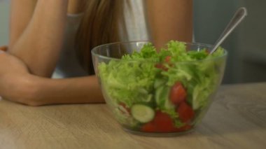 Genç kadın pasta salata, dur diyet, hiçbir disiplin yerine seçme