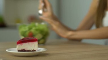 Kız reddediyor salatası, yemek alır kek, kendini kontrol, günaha, closeup eksikliği