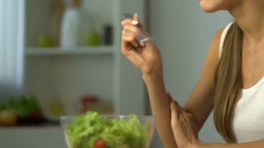 Güzel kız Salata yiyor, tatlı, fit vücut ve sağlıklı beslenme, closeup reddediyor