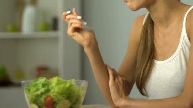 Salata ve kek, arasında seçim yapma uygun kadın diyet vs yüksek kalorili gıda, karar