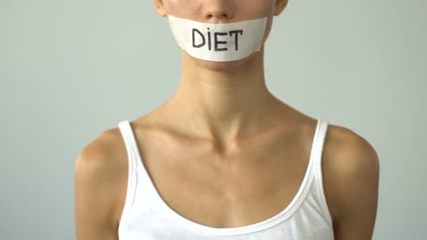 Meisje Met Groenten Low Carb Dieet Vegetarische Natuurvoeding Aanbevelen — Stockvideo