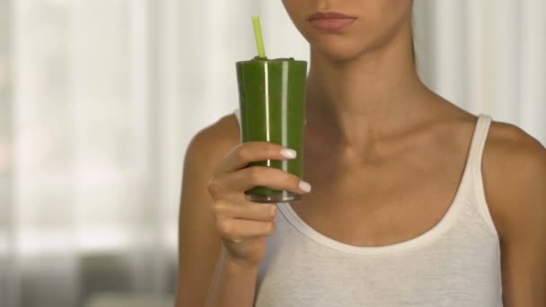 Menina Cheirando Smoothie Para Perda Peso Sente Repulsa Insípido Mas — Vídeo de Stock