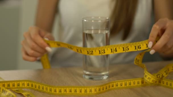 Vrouw Meten Glas Water Met Tape Line Geobsedeerd Calorieën Anorexia — Stockvideo