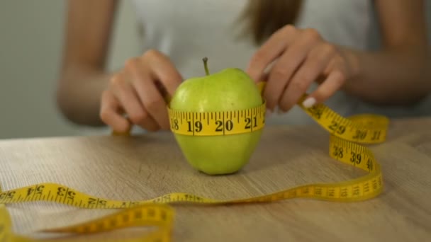 Frau Misst Apfel Mit Klebeband Berechnet Kalorien Body Mass Index — Stockvideo