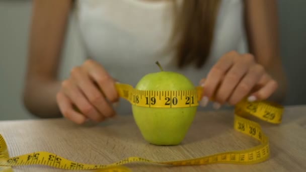 Chica Delgada Midiendo Ingenio Manzana Cinta Adhesiva Calculando Calorías Dieta — Vídeos de Stock