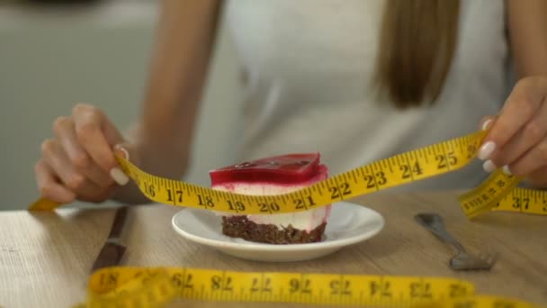 Chuda Dziewczyna Pomiaru Kawałek Ciasta Taśmy Line Obliczanie Kalorii — Wideo stockowe