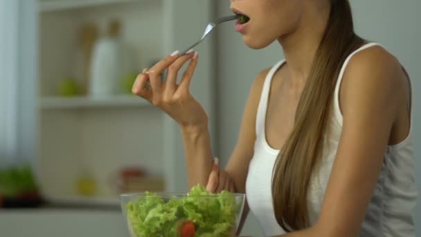 Подходящая Девушка Ест Салат Вместо Пирога Низкоуглеводная Диета Витамины Здоровый — стоковое видео