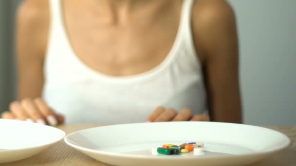 Mädchen Nimmt Tabletten Vom Teller Medikamente Gegen Fettleibigkeit Appetitlosigkeit Sucht — Stockvideo