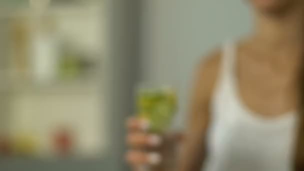 Девушка Держит Овощной Напиток Потери Веса Освежающий Напиток Здоровое Питание — стоковое видео