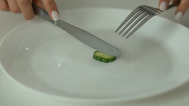 Osoba Krájení Plátky Okurky Undereating Anorexie Přísné Self Omezení — Stock video