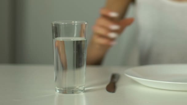 Тощая Женская Питьевая Вода Вместо Еды Анорексия Булимия Опасная Диета — стоковое видео