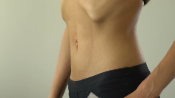 女性持有厌食症笔记 疲惫的身体 瘦躯干特写镜头 — 图库视频影像