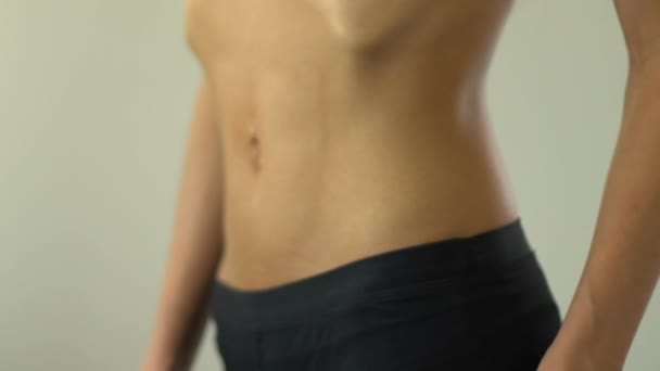 女性持有贪食症注意 疲惫的身体 枯瘦躯干特写镜头 — 图库视频影像