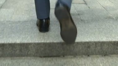 Yukarıda, başarılı kariyer, başarıları closeup kavramı yürüyüş takım elbiseli adam