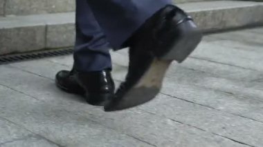 Üst katta, başarı, kariyer basamaklarını, başarılı başlangıç kavramı yürüyen adam